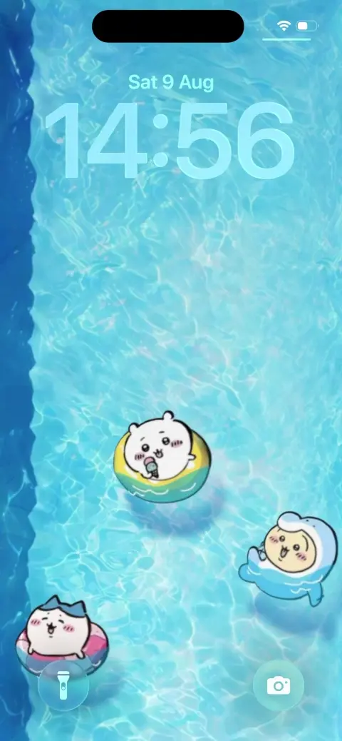 プールで浮き輪に乗って遊ぶ、ちいかわ・ハチワレ・うさぎの可愛らしいスマホ壁紙。