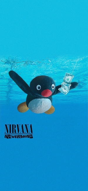 Pingu Parodie des Nirvana Nevermind Album-Covers, schwimmender Pingu unter Wasser, blaues Hintergrundbild.
