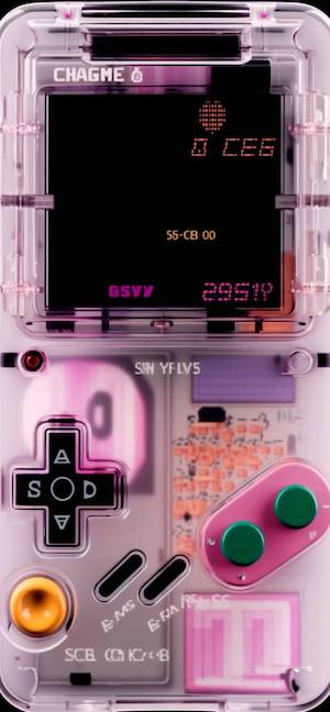 Vue rapprochée d'une console de jeu portable rose translucide avec des boutons verts et un joystick orange.