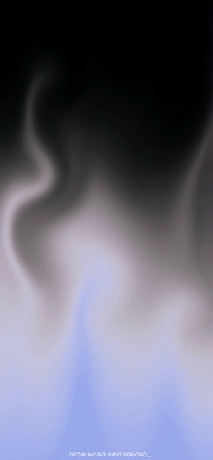 상단의 검은색에서 중앙의 실버 그레이, 하단의 부드러운 라벤더 블루로 이어지는 연기 모양의 추상적인 그라데이션 이미지.