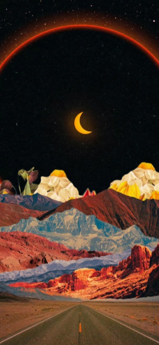 Eine surrealistische Collage mit einer Wüstenstraße, blühenden Bergen und einer Mondsichel unter einem Sternenhimmel.