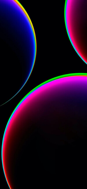 검은색 배경 위 핑크, 블루, 옐로우 네온 가장자리가 빛나는 세 개의 추상적인 거품.