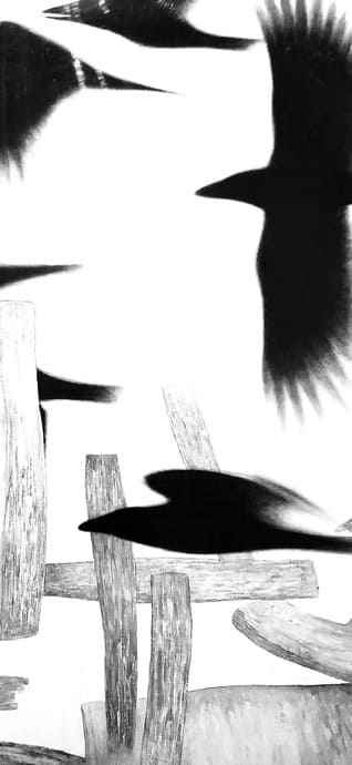 흰 배경에 수묵화나 목탄화 느낌으로 그려진 비상하는 까마귀들과 나무 기둥들.