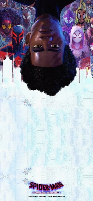 Miles Morales hängt kopfüber mit vielen Spider-Verse Charakteren in einem bunten Comic-Stil.