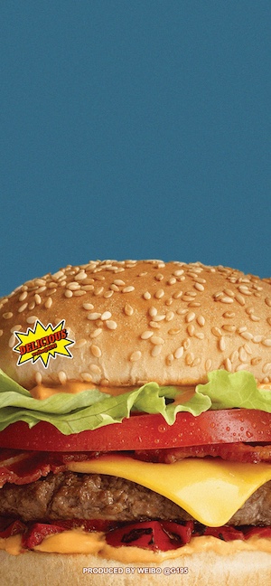 Eine Nahaufnahme eines saftigen Cheeseburgers mit Speck und frischem Salat auf einem hellblauen Hintergrund.