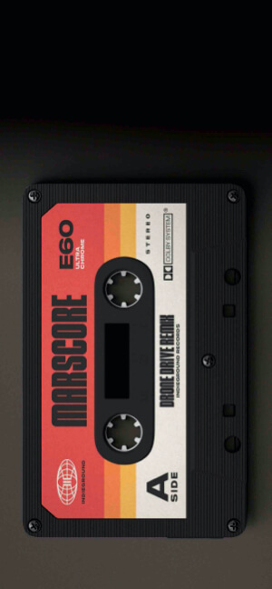 Nahaufnahme einer schwarzen Retro-Kassette mit einem rot-orangefarbenen Etikett namens Marscore.