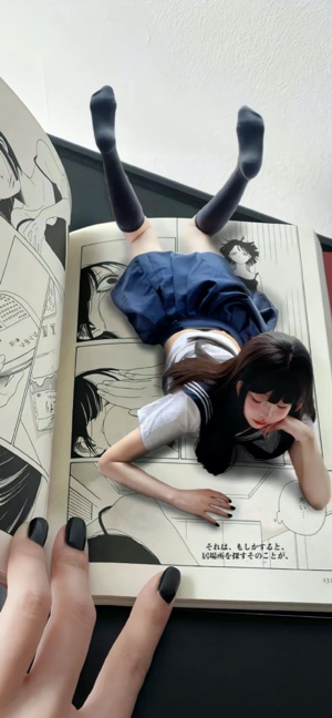 Ein realistisches 3D Anime Mädchen in Miniaturform, das auf einem Manga liegt, gehalten von einer Hand mit schwarzen Fingernägeln.