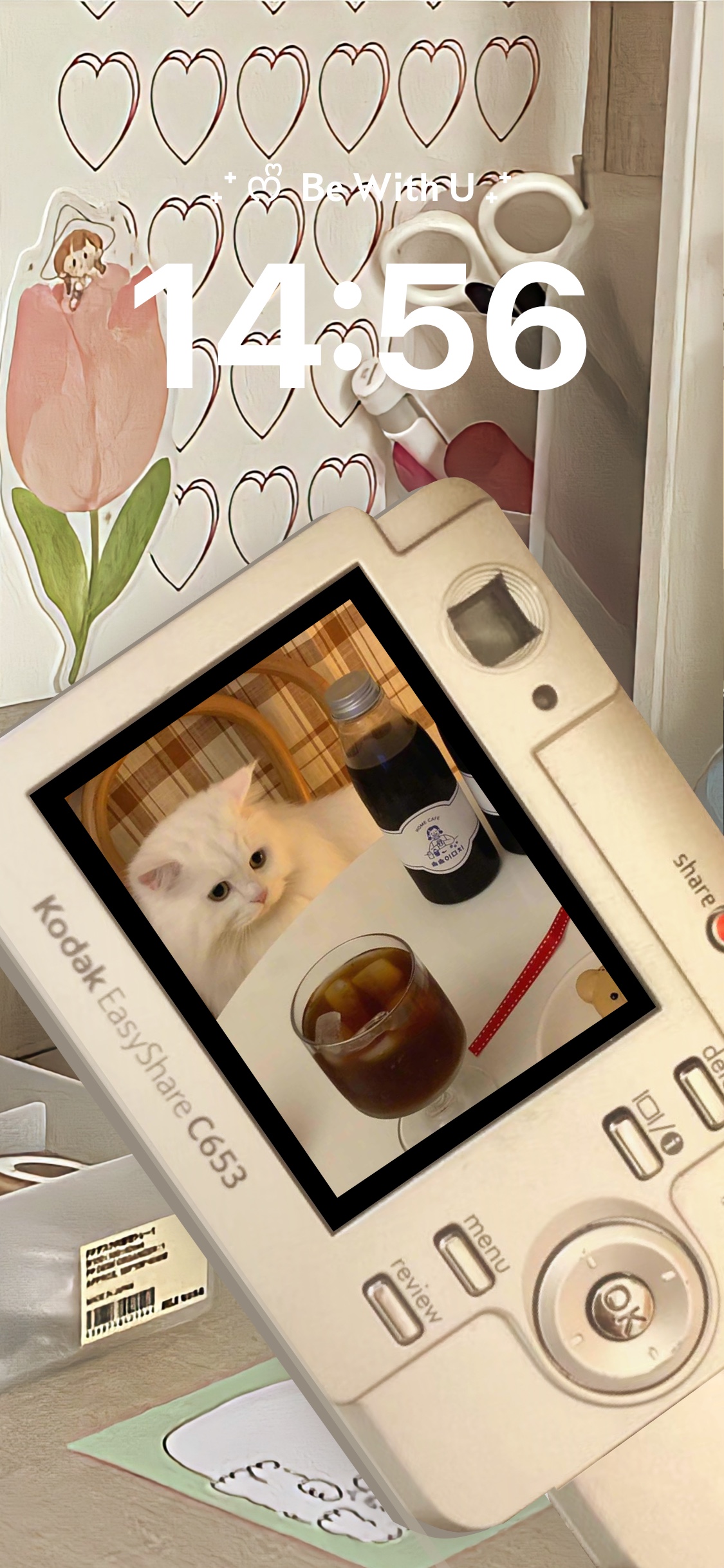 Modèle de fond d'écran statique représentant un appareil photo numérique rétro servant de cadre photo, avec des motifs de tulipes et de cœurs.