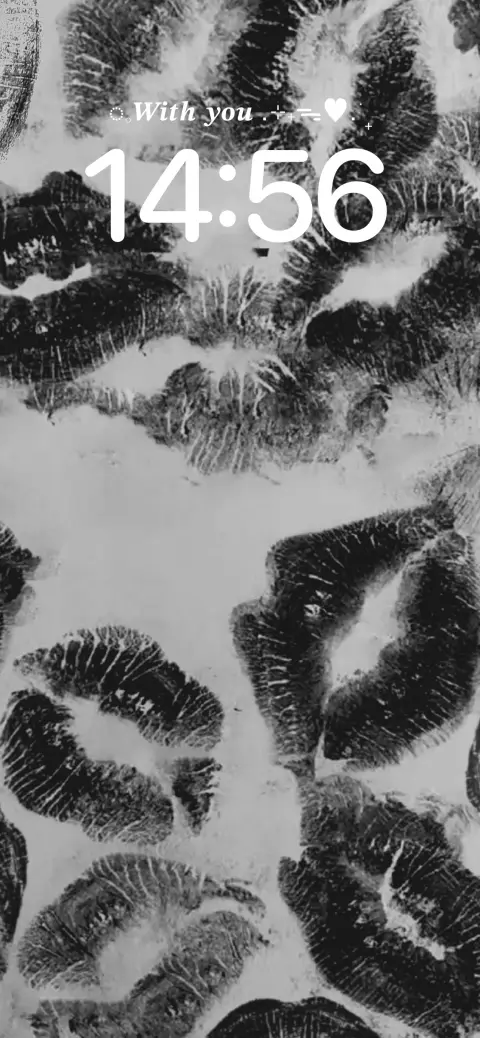 Ein ästhetischer schwarz-weißer Hintergrund mit Kussmund-Abdrücken, der als anpassbare Vorlage für ein Live-Wallpaper dient.