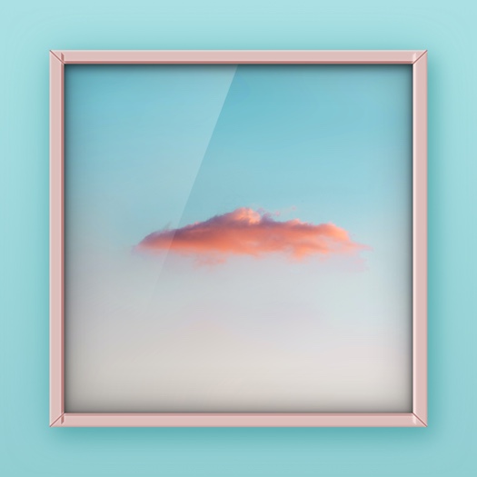 Ein quadratischer Fotorahmen mit glänzendem rosa Rand auf einem hellblauen Hintergrund, der ein Bild einer rosa Wolke im blauen Himmel zeigt.
