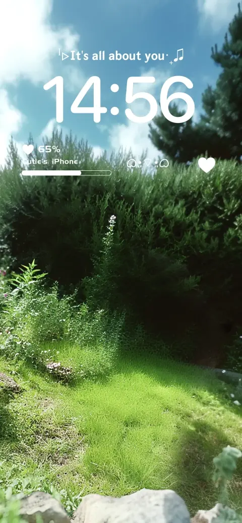 Plantilla de fondo de pantalla personalizable con un paisaje de jardín soleado y elementos de interfaz de iPhone.