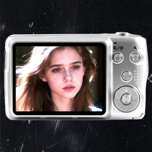 Un appareil photo numérique argenté de style Y2K affichant le portrait d'une jeune femme, sur un fond noir aux textures de film rayé.