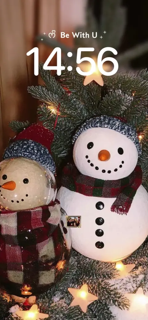 Winterlicher Hintergrund mit Schneemännern und Sternenlichtern, mit anpassbarem Fotorahmen und Text.