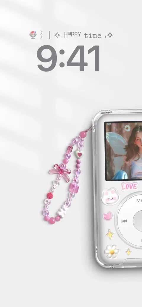 Ein weißer Musikplayer im iPod-Stil mit pinkem Perlenanhänger und Stickern auf weißem Grund als anpassbare Live-Wallpaper-Vorlage.
