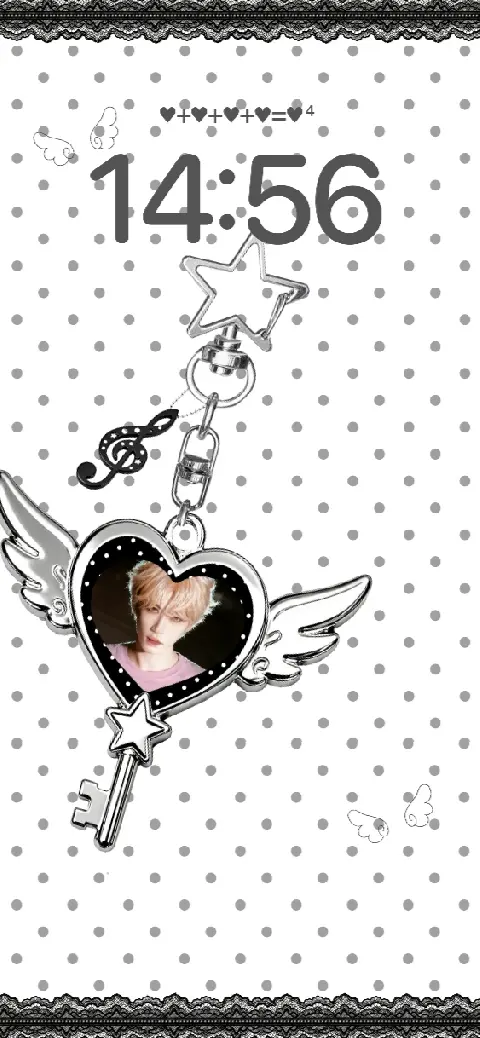 Plantilla de fondo de pantalla personalizable con una llave de plata con alas de corazón y un marco para fotos sobre lunares.