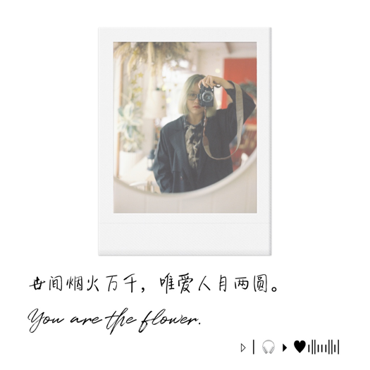 Plantilla de collage estilo Polaroid con una foto central de una joven con cámara, texto manuscrito en inglés y chino, e iconos de un reproductor de música.