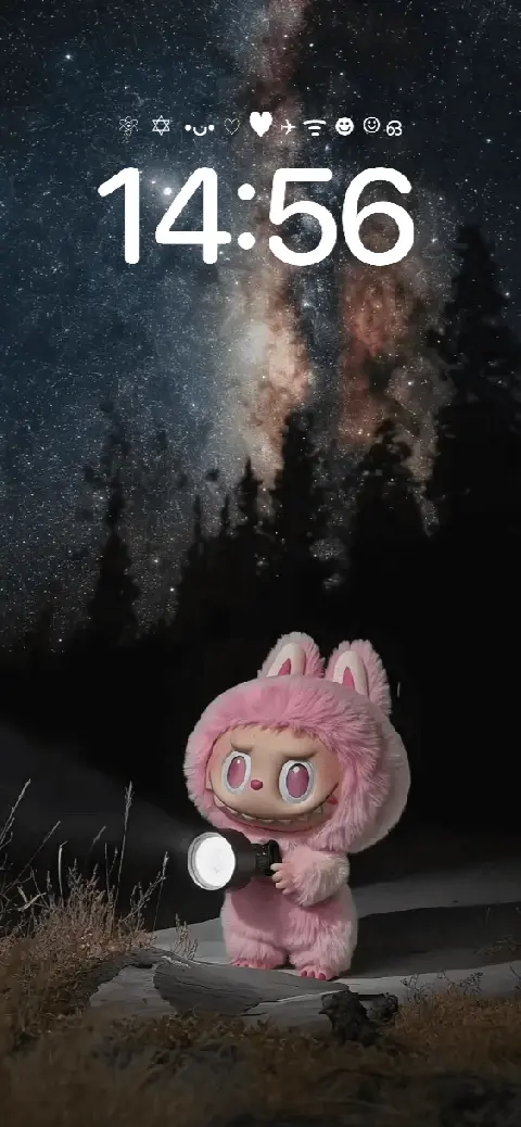 Plantilla de fondo animado personalizable con un monstruo rosa de peluche iluminando el cielo nocturno con una linterna.