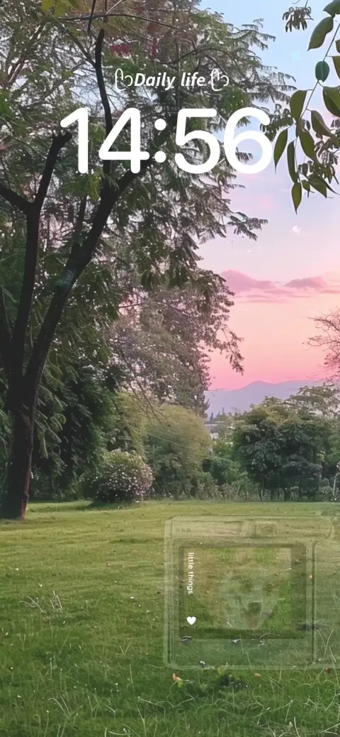 Jardín al atardecer con cielo rosado, con una zona personalizable para texto y un marco de fotos estilo cámara.