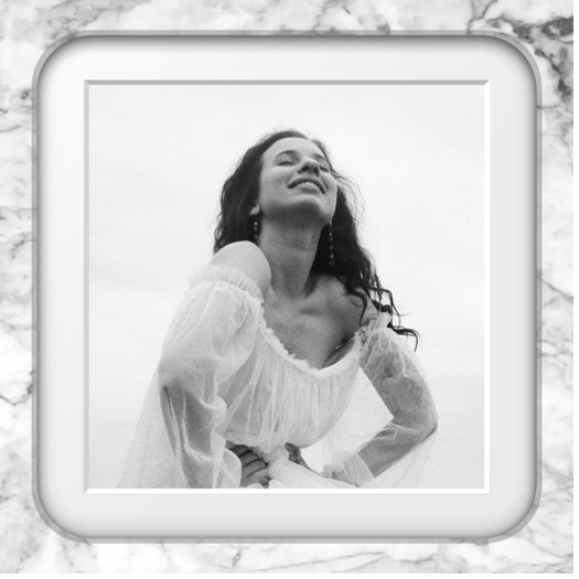 Single photo frame with rounded glass borders on a white marble texture background, featuring a black and white portrait.
