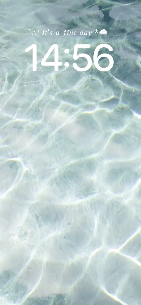 Fondo de agua cristalina con ondas de luz, plantilla editable para crear fondos de pantalla animados.