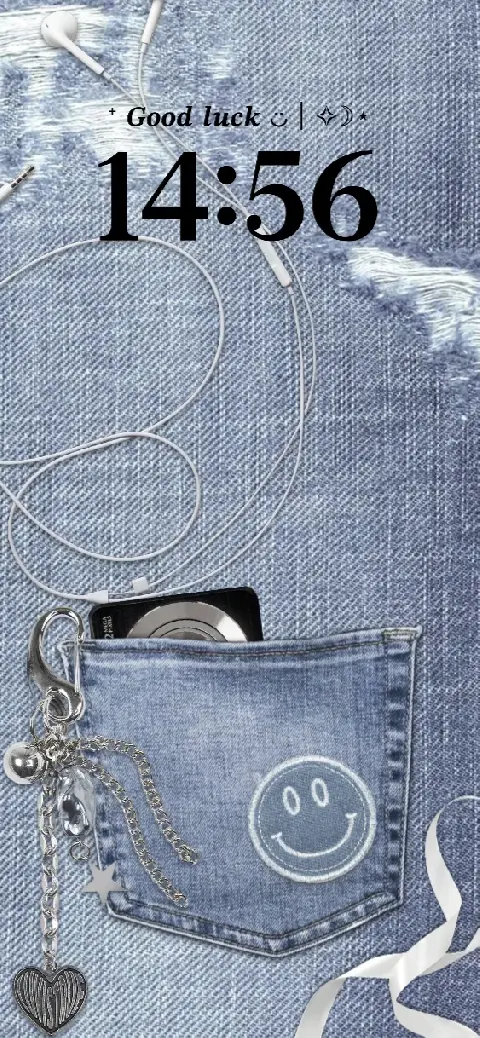 Blaue Jeans-Tasche mit Digitalkamera und Anhängern als anpassbare Live-Wallpaper-Vorlage.