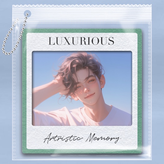 シルバーのボールチェーンが付いた透明なジップ袋の中に、緑色の縁取りがあるフォトカードが入ったテンプレート。カードには『LUXURIOUS』と記載されています。
