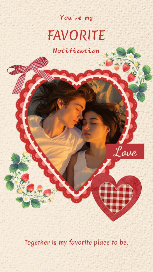 Herzförmiger Fotorahmen mit rotem Spitzenrand, dekoriert mit Erdbeeren, einer karierten Schleife und romantischen Zitaten auf cremefarbenem Hintergrund.