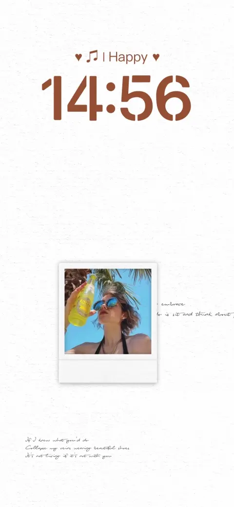 Minimalistische Wallpaper-Vorlage mit weißer Papiertextur, einem personalisierbaren Polaroid-Fotorahmen, brauner Digitaluhr und Schreibschrift-Details.