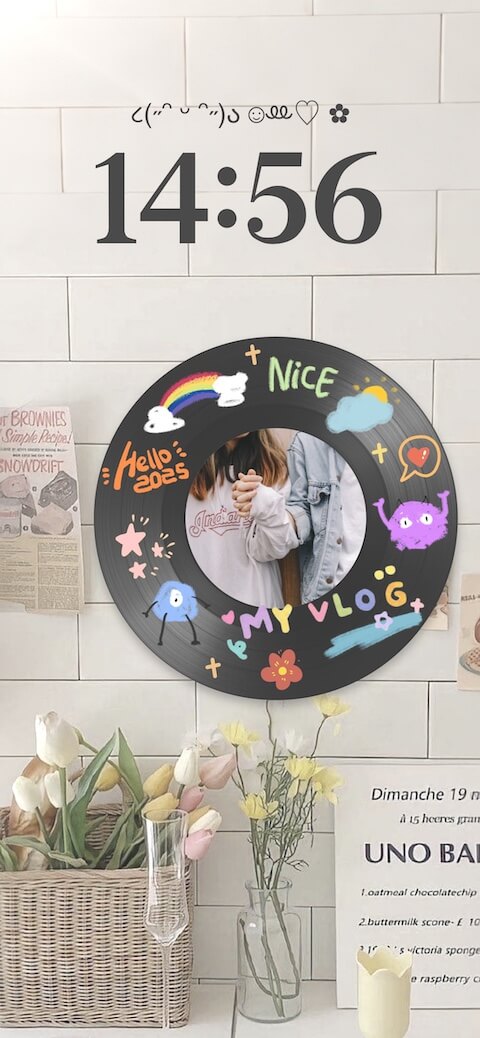 2025年の文字と落書きが描かれたレコード盤のカスタム壁紙テンプレート。中心に写真が入れられる仕様で、白いタイル背景が特徴です。