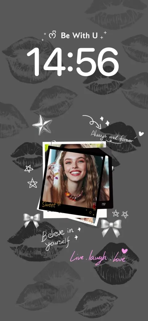 Fond d'écran sombre avec motifs de baisers au rouge à lèvres et cadre photo Polaroid personnalisable.