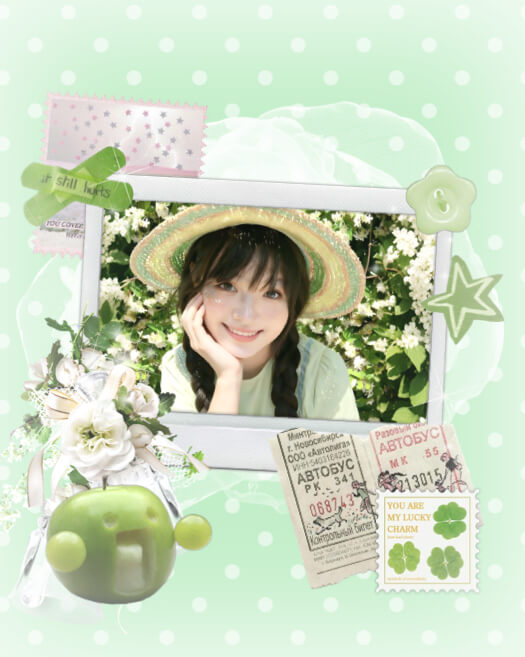 Eine mintgrüne Scrapbook-Fotocollage-Vorlage mit zentralem Rahmen, weißen Rosen, einem Apfel-Charakter, Vintage-Tickets und Kleeblatt-Motiv.