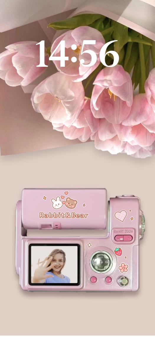 Ästhetische Wallpaper-Vorlage mit rosa Tulpen und einer rosa Digitalkamera, die einen anpassbaren Bilderrahmen enthält.