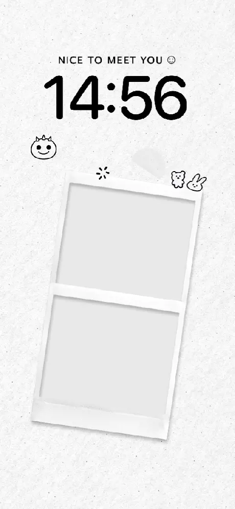 Modèle de fond d'écran personnalisable avec deux cadres Polaroid vides et des illustrations d'ours et de lapin sur texture papier.