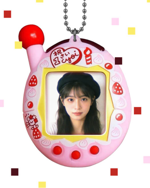 Ein pinkes Gehäuse eines virtuellen Haustiers als Fotorahmen. Das Display zeigt eine Frau mit Baskenmütze. Dekoriert mit roten Tasten und Erdbeeren.