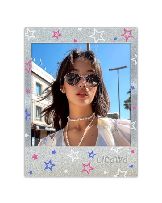 Plantilla de collage con un marco de purpurina plateada decorado con estrellas azules, rosadas y blancas, estilo Polaroid.