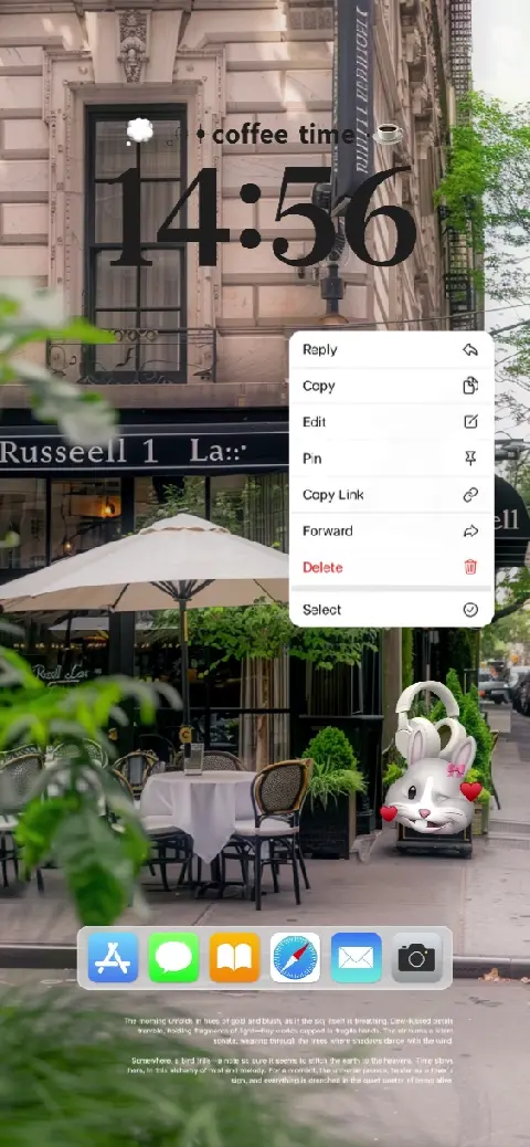 Anpassbare Live-Wallpaper-Vorlage eines ästhetischen Straßencafés mit editierbaren Textfeldern und Widget-Bereichen.