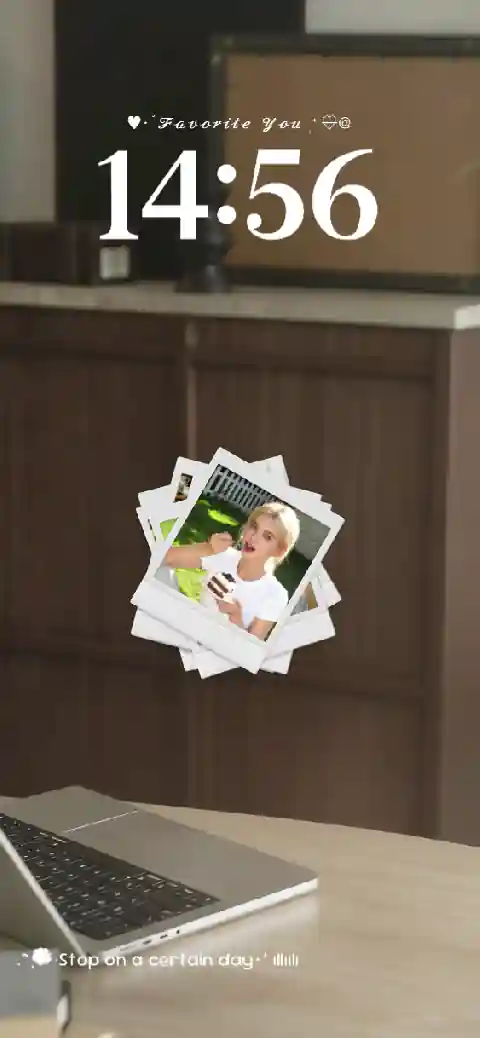 Plantilla de fondo animado personalizable con una pila de fotos polaroid sobre un escritorio estético.