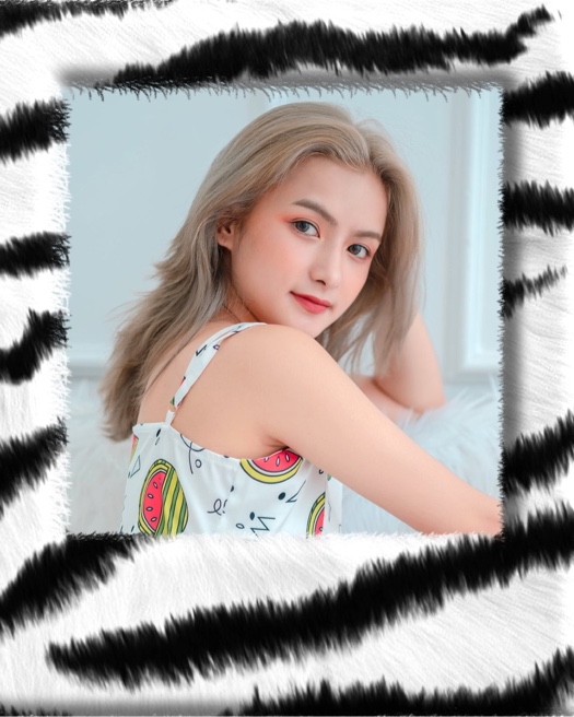 白黒のゼブラ柄（シマウマ模様）のふわふわした質感のフォトフレーム。