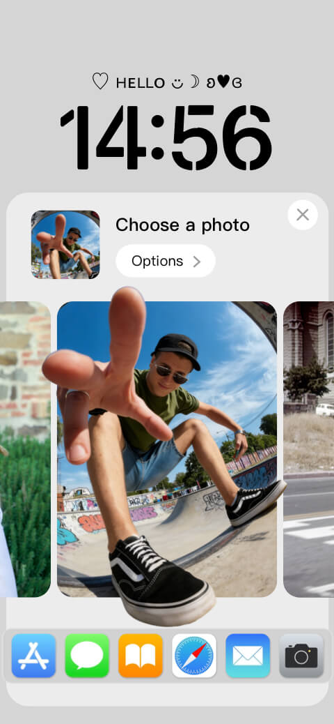 Modèle de fond d'écran statique personnalisable avec un fond gris, une zone de collage photo et une horloge style pochoir.