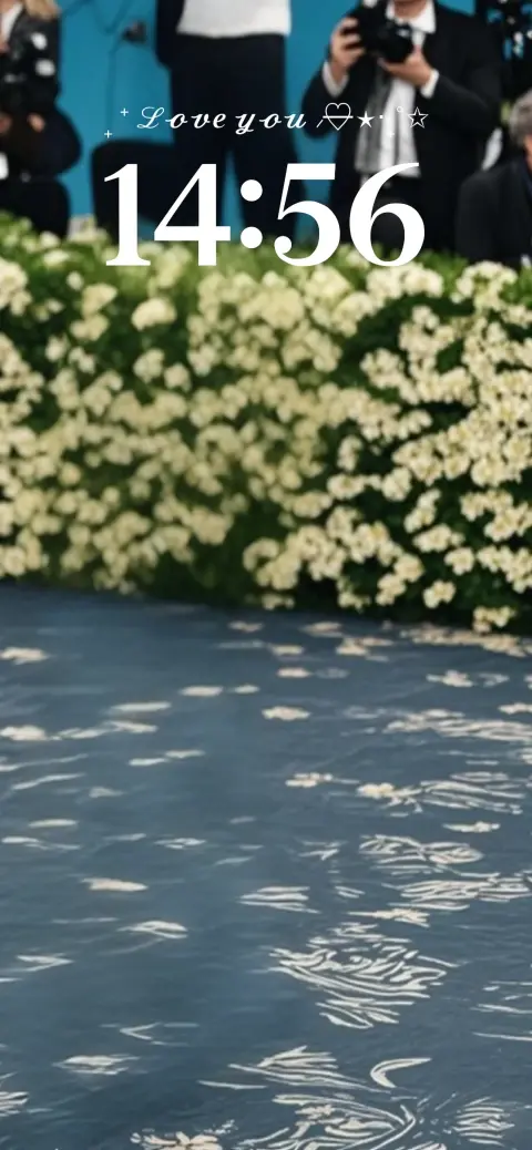 Modèle de fond d'écran animé avec haie de fleurs blanches et tapis bleu, incluant des zones pour texte et widgets personnalisables.