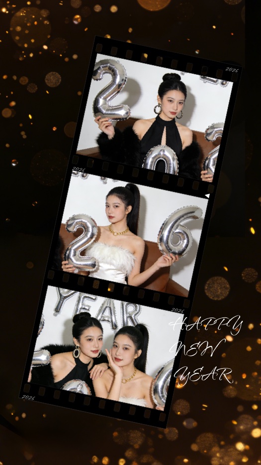 Vertikale Filmstreifen-Collage mit drei Fotoslots auf schwarzem Hintergrund mit goldenen Bokeh-Lichtern und 'HAPPY NEW YEAR' Schriftzug.
