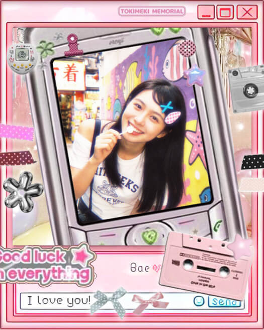 Eine rosa Y2K-Fotocollage-Vorlage im Stil eines Retro-Handys. Inklusive Aufklebern von einem Tamagotchi, einer Kassette, Schleifen und dem Text 'Good luck'.