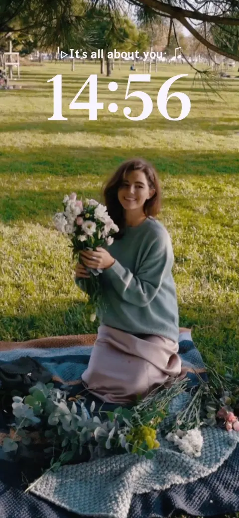 Eine anpassbare Live-Wallpaper-Vorlage mit einer Frau bei einem Picknick im Park, die Blumen hält.