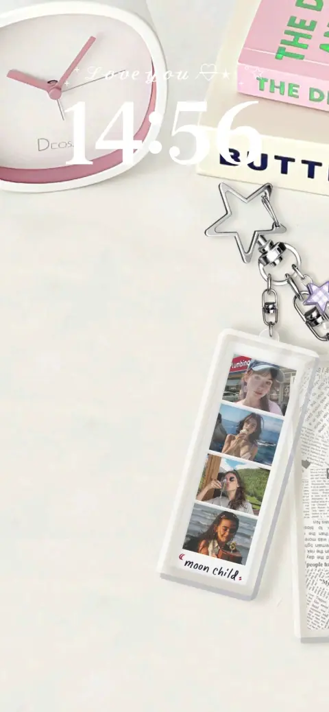 Modèle de fond d'écran animé DIY avec un réveil rose et un porte-clés personnalisable contenant quatre photos.