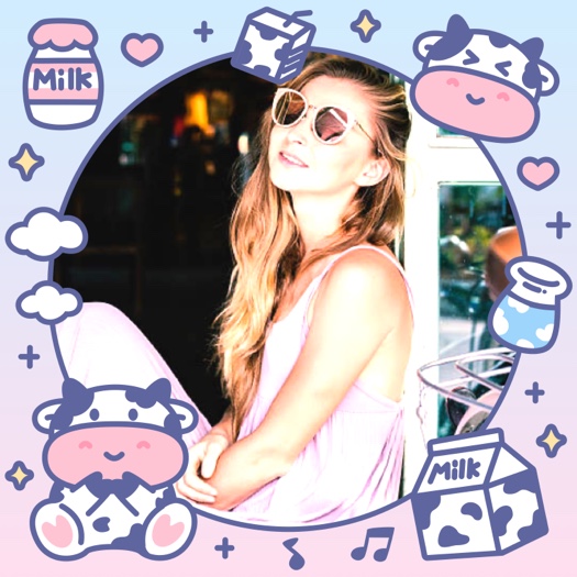 Ein kreisförmiger Fotorahmen, dekoriert mit Cartoon-Kühen, Milchpackungen, Herzen und Sternen auf einem hellblauen Hintergrund.