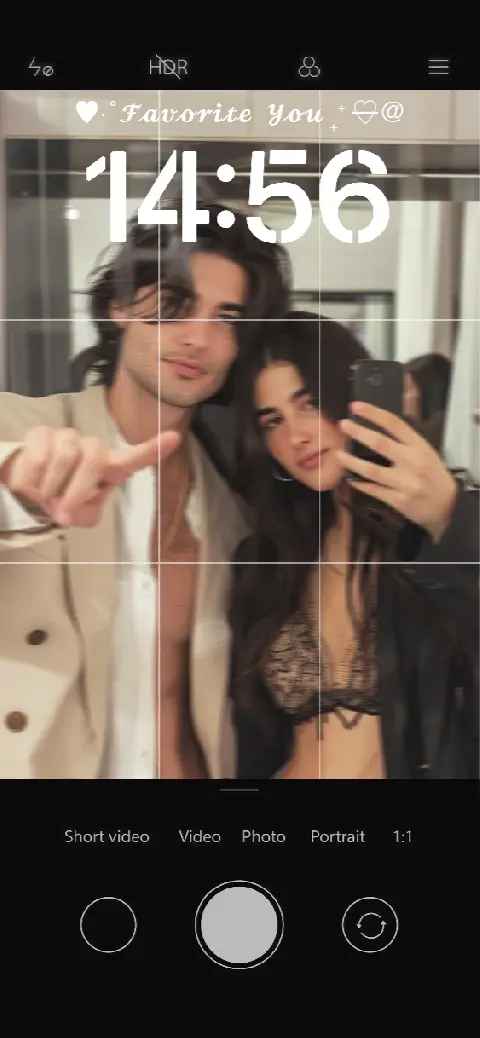 Plantilla de fondo animado personalizable con una interfaz de cámara y una foto de pareja tipo selfie en el espejo.