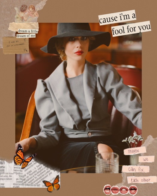 Eine Vintage-Scrapbook-Collage mit einem zentralen Foto, braunen Papiertexturen, Schmetterlingsstickern und Zeitungsausschnitten.