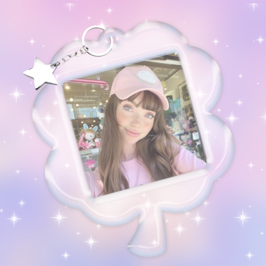 A single-photo collage template featuring a white glossy clover-shaped frame with a star keychain on a purple sparkle background.