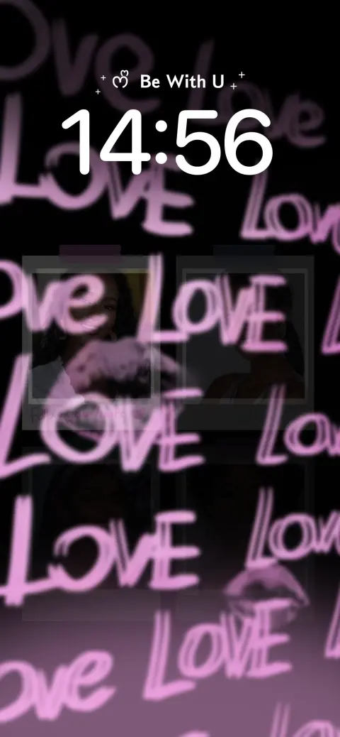 Plantilla de fondo de pantalla personalizable con graffiti de la palabra 'Love' y marcos para fotos de pareja.