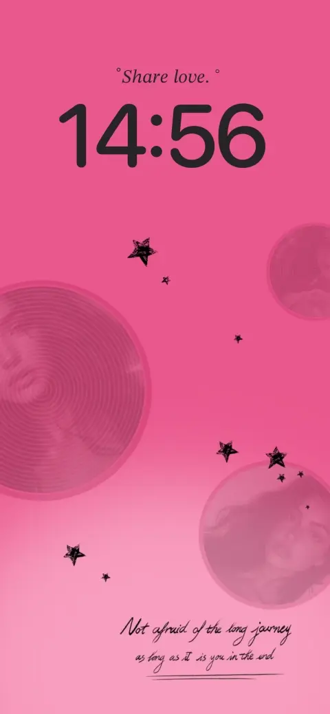 Plantilla de fondo de pantalla personalizable con degradado rosa, marcos de fotos circulares, estrellas negras y texto manuscrito.